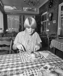 881279 Afbeelding van een jonge vrouwaan het eten in een restaurant te Oudewater.